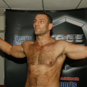 Dave Legeno byl britský herec a zápasník v MMA. Objevil se i ve filmech Batman začíná (2005) nebo Sněhurka a lovec (2012). Příčinou jeho smrti byla srdeční mrtvice, Legenovi bylo jen 50 let.