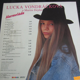 Dlouhé a nebarvené vlasy předvedla Lucie v dobách svého slavného období Marmelády.