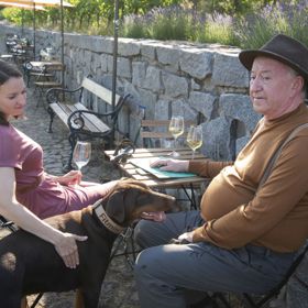 Berenika Kohoutová si ve filmu Řekni to psem zahraje s Jiřím Lábusem, který představuje jejího souseda.