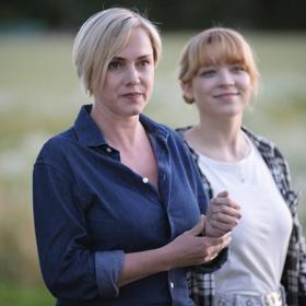 Hlavní hrdinkou seriálu Odznak Vysočina je Dana Skálová (Monika Hilmerová), zkušená a vlídná šéfová místního policejního týmu. Neholduje pravidlům a zvyklostem.