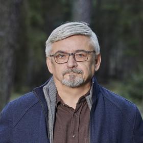 Dalším je Karel Šmíd (Michal Suchánek), který kdysi pracoval jako obvodní lékař. Život jej ale připravil o iluze, a tak nastoupil k policii. Vyniká znalostmi z biologie a anatomie.