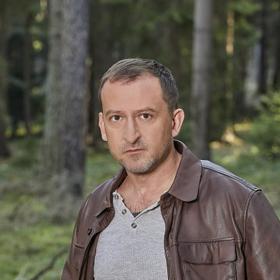 V seriálu Odznak Vysočina není nouze ani o muže. Jedním z nich je typický průšvihář Petr Bach (Martin Hofmann). Umí dobře střílet a miluje auta. Pro ránu nejde nikdy daleko.