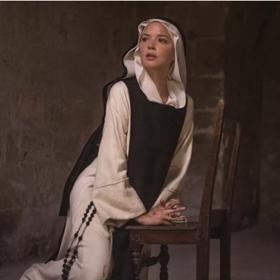 Benedetta: Schopnost konat zázraky vynese Benedettu až do čela toskánského kláštera. Když ale touha po mladé jeptišce Bartolomee přeroste ve spalující vášeň, začne hra plná intrik sahající do nejvyšších pater církve.