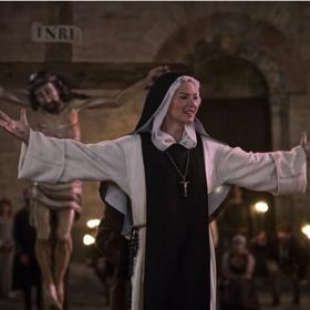 Třiaosmdesátiletý nizozemský režisér Paul Verhoeven natáčel Benedettu ve Francii a Itálii.