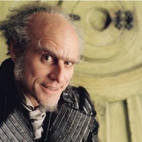 Řada nešťastných příhod: Baudelairovi se kvůli požáru ocitnou bez střechy nad hlavou. Jsou proto odvezeni ke vzdálenému příbuznému knížeti Olafovi (Jim Carrey), který jim však nechce pomoci. Ve skutečnosti prahne po jejich dědictví.