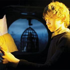 Herec Liam Aiken (Klaus) vyrostl během natáčení filmu Lemony Snicket: Řada nešťastných příhod o více než 11 centimetrů. Produkce mu proto musela přešít celý kostým. Na konci je i viditelně vyšší než jeho kolegyně Emily Browning (Violet).