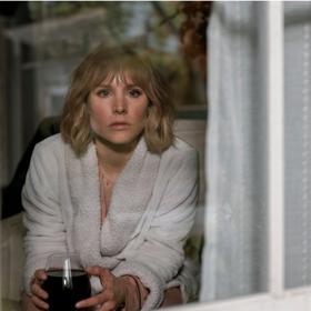 Žena v domě přes ulici od dívky v okně: Anna (Kristen Bell) miluje nejvíce ze všeho víno, kterým zapíjí své prášky. Jednoho dne se však stane svědkem vraždy...