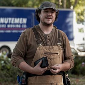 Osmidílná série Žena v domě přes ulici od dívky v okně odkazuje třeba na slavný Vřískot. Ani zde divák netuší, kdo může být vrah.