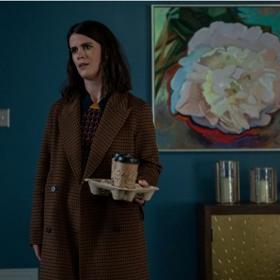 Kristen Bell prozradila, že i když její postava v seriálu Žena v domě přes ulici od dívky v okně pije červené víno, ona měla ve sklenici ibiškový čaj.