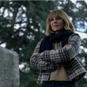 Zdlouhavý název seriálu Žena v domě přes ulici od dívky v okně si Kristen Bell prosadila sama. Prý dokonale odráží satiricko-psychologický nádech příběhu.