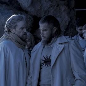 V seriálu Vychováni vlky se objevuje náboženský řád Mithraismus. Vychází z římského kultu, který uctíval perského slunečního boha Mithra.