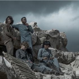 Děj sci-fi seriálu Vychováni vlky se odehrává v alternativním vesmíru, který je podobný tomu, jenž jsme mohli vidět ve filmu Vetřelec (1979). Ten režíroval právě Ridley Scott.