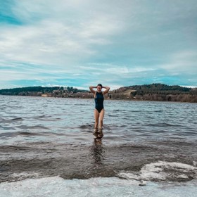 Půvabná moderátorka Lucie Křížková se stejně jako Roman Vojtek otužuje na Lipně.