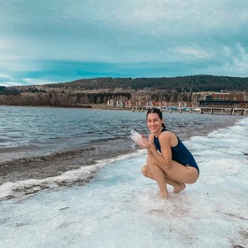 Moderátorka Lucie Křížková se na Lipně otužuje ráda. Na zimu a mráz si zřejmě zvykla rychle.