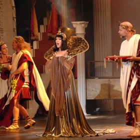 Byl to právě muzikál Kleopatra, kde na sebe Kamila Nývltová po úspěchu v pěvecké soutěži X Factor upozornila širokou veřejnost.