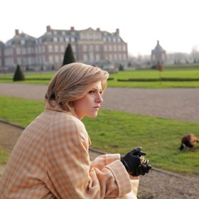 Jenže princezna Diana má už všeho plné zuby. A Charles jí svou nevěrou moc nepomáhá.