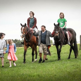 Špunti na cestě: Když rodině Veselých ztroskotá plán na léto u moře, zamíří na cestu po České republice. 