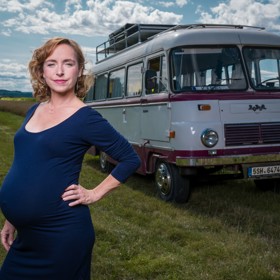 Tatiana Dyková si v seriálu Špunti na cestě zahrála Nelu. Má dvě dcery a třetí těhotenství neprožívá zdaleka tak vypjatě jako manžel. Přesto s ní občas hormony dělají svoje...