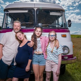 Jednu větev rodiny Veselých tvoří Igor (Jiří Langmajer), právník, který neumí lhát, a těhotná Nela (Tatiana Dyková). Už mají dvě dcery - Báru (Veronika Divišová) a Kláru (Ella Dvořáková).