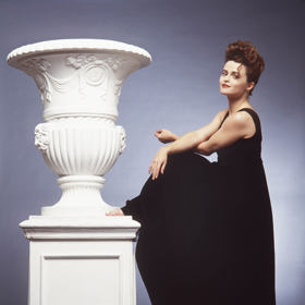 Britská herečka Helena Bonham Carter je známá především svou výstřední módou a postavami svérázných žen. Poznali by jste ji ještě na seriózní fotografii z roku 1993?