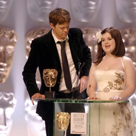 Ceny BAFTA z roku 2007 a Kelly Osbourne opět šokuje svým zjevem, ačkoli se snažila do vysoké společnosti mezi smetánku zapadnout.