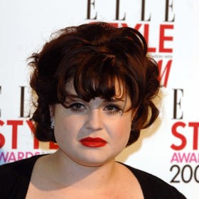 V roce 2007 byla Kelly Osbourne nešťastné a pořádně oteklé káčátko. Kila jí přidává také špatně zvolený účes.