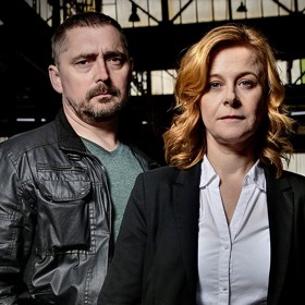 Stíny v mlze: Kapitánka Magda Malá (Petra Špalková) se snaží skloubit fyzicky a psychicky náročné povolání s péčí o dceru Amálku.