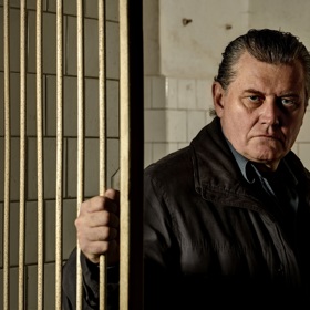 Miroslav Hanuš si v krimi seriálu Stíny v mlze zahrál tajemného Hrbka, který se chce pomstít Magdě Malé.