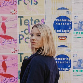 Zkřížené prsty mají přinést štěstí. Když ale držíte ruku za zády, indikuje to, že lžete. Vietnamcům toto gesto připomíná ženské genitálie.