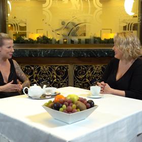 Nina Špitálníková přijala pozvání herečky Miluše Bittnerové do talkshow Na kafeečko.