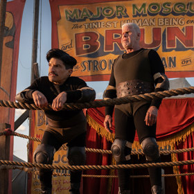 Snímek Ulička přízraků se odehrává ve stylizovaném a podivuhodném světě cirkusu, kde není nouze o zvláštní a tragické figury. Mexický režisér Guillermo del Toro proto povolal svého oblíbence Rona Perlmana (vpravo), který jiné postavy prakticky ani nehraje.