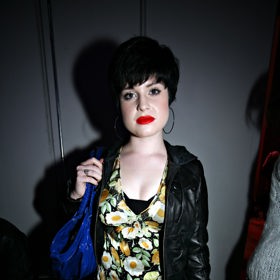 Londýnský týden módy a Kelly Osbourne vypadá jako děvče z ulice, které vstup na módní událost roku omylem vyhrálo v soutěži pochybného dívčího časopisu.