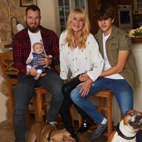 Vendula Pizingerová své tři muže, zleva manžela Josefa a syny Josífka a Kubu, vroucně miluje, nicméně připouští, že je toho občas na ni moc.
