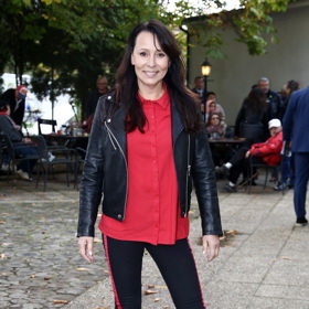 Dlouhýma štíhlýma nohama a mladistvým vzhledem se zpěvačka chlubí i rok před šedesátkou.