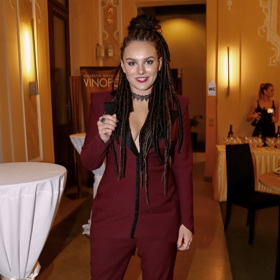 Český slavík Mattoni 2016 a Ewa Farna v bordó smokingu, který zkombinovala s černými lodičkami a originálním účesem v podobě dlouhých dredů.
