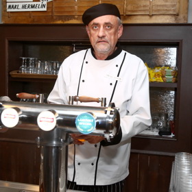 Richard Tesařík si zahrál také v seriálu Ohnivý kuře na televizi Prima.