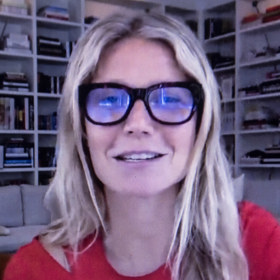 Gwyneth Paltrow se před svými fanoušky nebojí ukázat v brýlích, šediny přitom hrdě vystavuje na odiv.