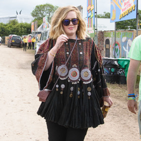 Glastonbury festival v roce 2015 a Adele je pravděpodobně na své nejvyšší váze.