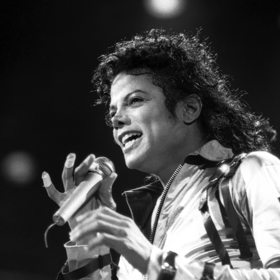 V osmdesátých letech, kdy popáleniny během natáčení reklamy utrpěl, byl Michael Jackson na vrcholu kariéry.