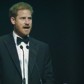 Princ Harry po monumentální svatbě s americkou herečkou Meghan Markle raději od královské rodiny odešel.