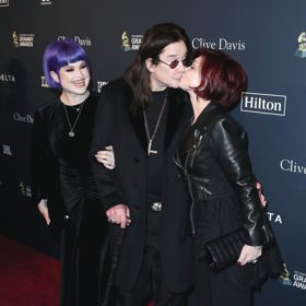 Kelly je dcerou manželů Osbournových, zpěvák Ozzy Osbourne je výstřední hudební legendou. Rodina o sobě v roce 2002 nechávala točit reality show, v důsledku čehož zřejmě propukly u tehdy pubertální Kelly psychické problémy.