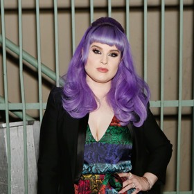 V roce 2019 se Kelly Osbourne objevila na Drag show, aby tak podpořila charitativní aktivity pro HIV pozitivní pacienty. Proměna ještě není dokonalá, ale v porovnání s minulostí je znát pokrok.