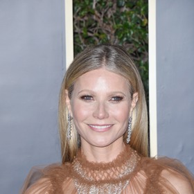 Gwyneth Paltrow se rozhodla ukázat světu své šediny a přestat vlasy barvit.