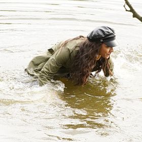 Voda byla studená a Eva do ní vlezla v oblečení. Děti, které měla jako chůva v seriálu hlídat, si z ní totiž vystřelily a předstíraly, že se topí.