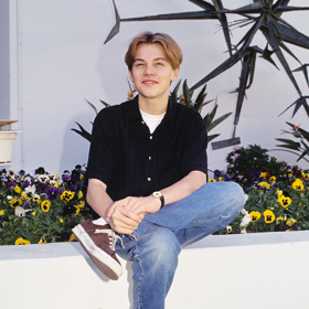 Leonardo DiCaprio sedí kolem roku 1993 u záhonu macešek. Takhle si ho pamatujeme z Titaniku.