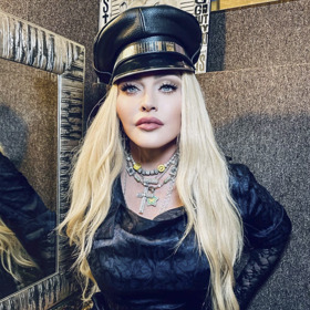 Madonna udává v 63 letech trendy nejen v hudbě, ale i v oblékání. Černá kožená čepice z ní dělá sexy policistku, od které by si pouta nechal nasadit každý.