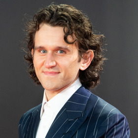 A takto vypadá Harry Melling dnes. Ani stopy po nesympatickém Dudleym Dursleym.