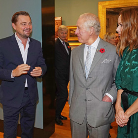 Leonardo DiCaprio a návrhářka Stella McCartney v družném rozhovoru s princem Charlesem.