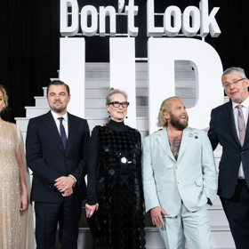 Premiéra K zemi hleď, nejnovějšího filmu, v němž můžeme Leonarda DiCapria zhlédnout. Zahrál si v něm spolu s Meryl Streep (uprostřed).