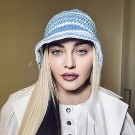 Háčkované nebo pletené materiály zažívají velký comeback. Dejte zelenou roztomilým háčkovaným čepcům, ideálně v netypických barvách nebo barevných kombinacích.